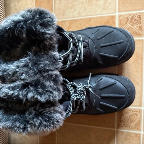 Black Fur-Lined Winter Boots - Picture 4 of 4